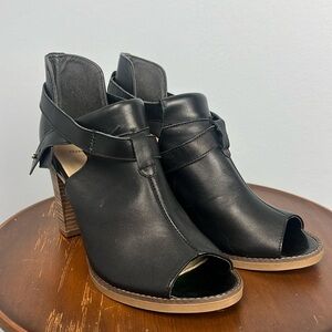 Bata black leather peep-toe ankle booties size 38 made in Italy